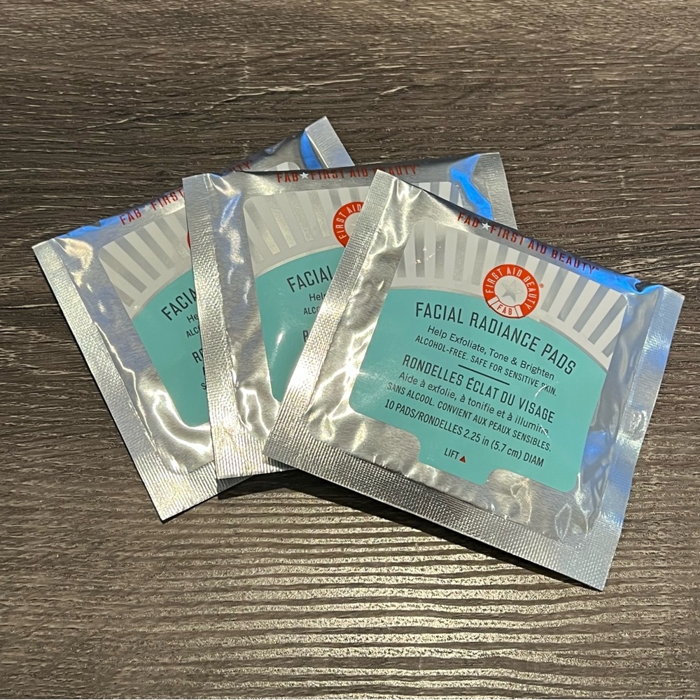 First Aid Beauty Facial Radiance Pads with Glycolic + Lactic Acids 30 Pads